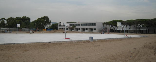 Pista deportiva del nuevo CEIP Gav&agrave; Mar ya con la base, las canastas y las porter&iacute;as (7 de Agosto de 2008)